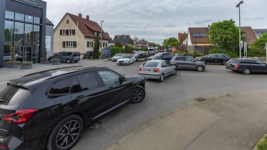 In Dettingen herrscht an der Kreuzung bei der Drogerie Rossmann in den Hauptverkehrszeiten wegen der Baustelle völliges Chaos. N