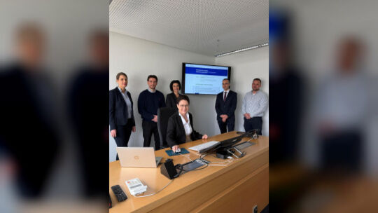 Justizministerin Marion Gentges (sitzend) mit dem Projektteam bei der Einführung der Online-Klage. Foto: pr