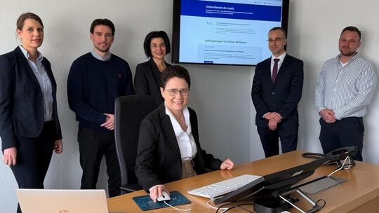 Justizministerin Marion Gentges (sitzend) mit dem Projektteam bei der Einführung der Online-Klage. Foto: pr