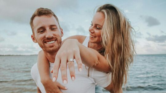 Nach der Verlobung wollen viele Paare Freunde und Familie an ihrem Glück teilhaben lassen. Foto: Pexels / Shae Devereaux
