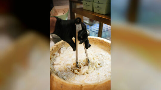 Live-Cooking-Stationen, an denen beispielsweise handgemachte Pasta in einem Parmesanlaib geschwenkt wird, machen das Essen bei e