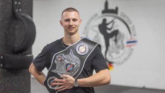 Kai Taubert ist stolz auf seinen Meistergürtel. Foto: Carsten Riedl Kai Taubert ist stolz auf seinen Meistergürtel. Foto: Carsten Riedl