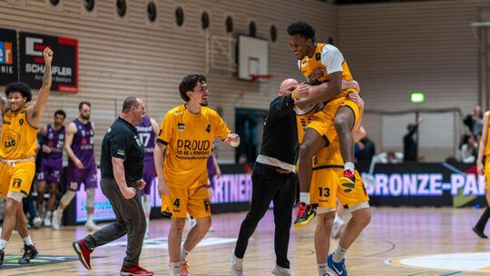 Wenn Jubel keine Grenzen kennt: Die Knights wollen den Überraschungscoup aus dem Hauptrundenspiel gegen Göttingen morgen gerne w Wenn Jubel keine Grenzen kennt: Die Knights wollen den Überraschungscoup aus dem Hauptrundenspiel gegen Göttingen morgen gerne w