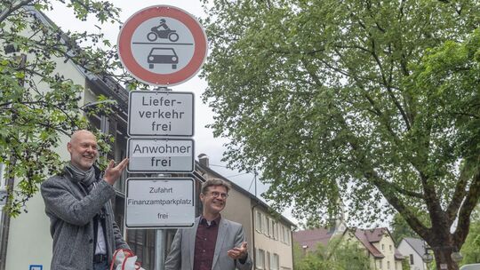 Oberbürgermeister Pascal Bader (links) und Christoph Erdmenger vom Verkehrsministerium beim Enthüllen des neuen Verkehrsschilds Oberbürgermeister Pascal Bader (links) und Christoph Erdmenger vom Verkehrsministerium beim Enthüllen des neuen Verkehrsschilds