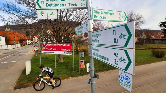 Die Schilder weisen den Radfahrern den Weg. Foto: Jörg Bächle