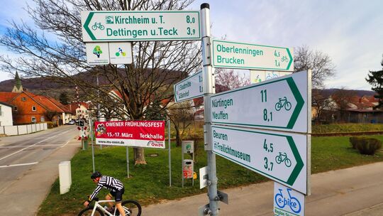 Die Schilder weisen den Radfahrern den Weg. Foto: Jörg Bächle