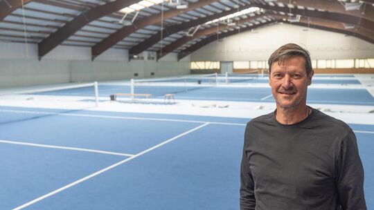 Joachim Kühl will die Teck-Tennishalle zur Soccer- und Bewegungshalle umbauen. Foto: Carsten Riedl Joachim Kühl will die Teck-Tennishalle zur Soccer- und Bewegungshalle umbauen. Foto: Carsten Riedl