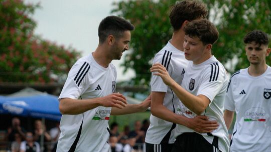 Patrick Sipp, Felix Bosch und Veli Boz (v.l.n.r) beim Torjubel: Auch am Wochenende wollen die Notzinger feiern. Foto: Celina Brü Patrick Sipp, Felix Bosch und Veli Boz (v.l.n.r) beim Torjubel: Auch am Wochenende wollen die Notzinger feiern. Foto: Celina Brü