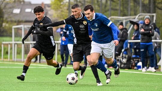 Der FC Kirchheim (schwarz) möchte auf dem Weg zum Relegationsplatz möglichst jedes Hindernis aus dem Weg räumen. Foto: Markus B Der FC Kirchheim (schwarz) möchte auf dem Weg zum Relegationsplatz möglichst jedes Hindernis aus dem Weg räumen. Foto: Markus B