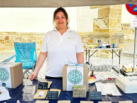 Jessica Rehkugler verkauft Microgreens, die direkt auf kleinen Saatpads wachsen. Foto: Jule Störk