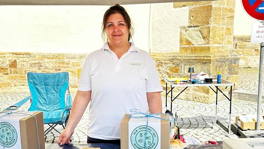 Jessica Rehkugler verkauft Microgreens, die direkt auf kleinen Saatpads wachsen. Foto: Jule Störk