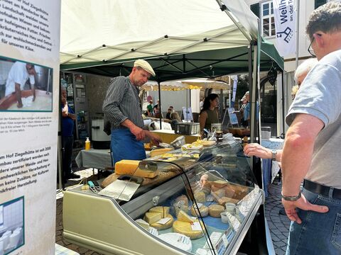m Stand des Hofs der Ziegelhütte aus Ochsenwang können sich Besucherinnen und Besucher durch verschiedene regionale Käsesorten p
