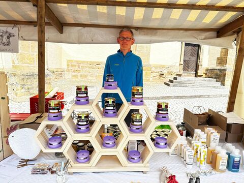 Imker Alexander Macho verkauft neben klassischen Honigsorten auch ungewöhnlichere Varianten wie Gin-Espresso- oder Spirulina-Hon
