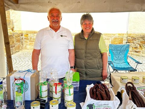 Am Stand der Familie Huttenlau gibt es unter anderem Schinkenwurst, Pfefferbeißer und Salami von Galloway-Rindern aus Weidehaltu