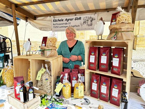 Tanja Giesinger von Kächeles Bauernhof aus Schopfloch verkauft unter anderem Linsen, Öle, Buchweizen und Nudeln. Foto: Jule Stör