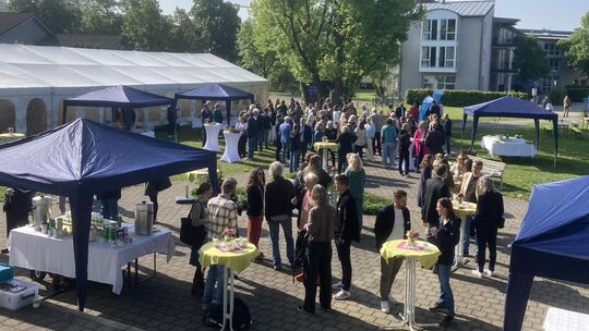 Der „Garten der Begegnung“ am Standort Wächterheim wurde rund um den Festakt für vielfältige Begegnungen genutzt. Foto: Andrea Der „Garten der Begegnung“ am Standort Wächterheim wurde rund um den Festakt für vielfältige Begegnungen genutzt. Foto: Andrea