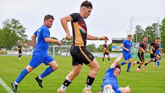 Der AC Catania Kirchheim (schwarz) hat schon wieder sieben Tore erzielt. Foto: Markus Brändli Der AC Catania Kirchheim (schwarz) hat schon wieder sieben Tore erzielt. Foto: Markus Brändli
