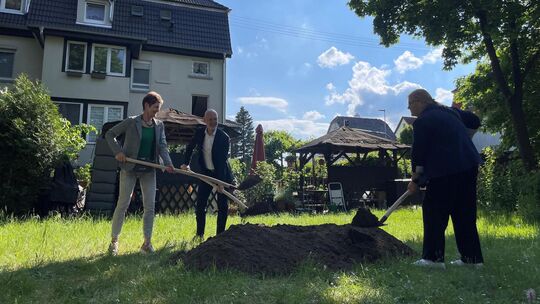 Mit dem Spatenstich ist der Weg frei für den Baubeginn. Foto: Antje Dörr Mit dem Spatenstich ist der Weg frei für den Baubeginn. Foto: Antje Dörr