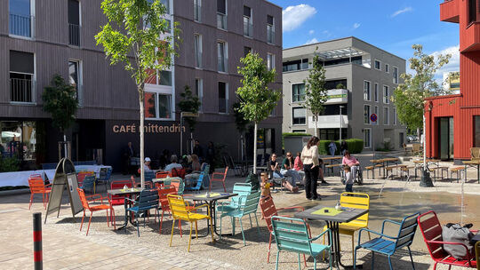 Der Quartiersplatz des Steingauquartiers mit "Café Mittendrin" und Wasserspiel. Foto: Antje Dörr Der Quartiersplatz des Steingauquartiers mit "Café Mittendrin" und Wasserspiel. Foto: Antje Dörr