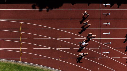 Das Lindachstadion beim 100-Meter-Sprint aus der Vogelperspektive: Am Wochenende kämpften die Besten aus Kreis und Region in ver
