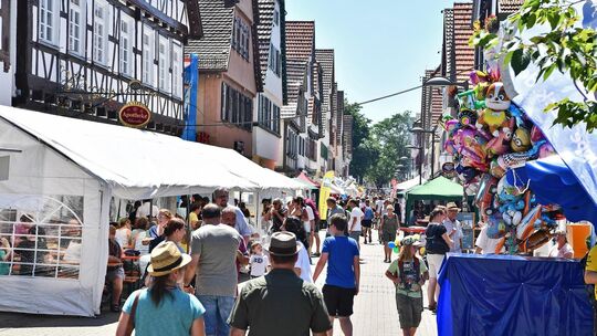 Jedes Jahr am letzten Wochenende im Juni findet das Kirchheimer Haft-ond-Hoka-Fescht statt. Dabei präsentieren sich Vereine und Jedes Jahr am letzten Wochenende im Juni findet das Kirchheimer Haft-ond-Hoka-Fescht statt. Dabei präsentieren sich Vereine und