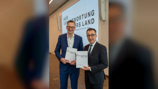 Der Grünen-Fraktionsvorsitzende Andreas Schwarz (links) und der neue Ministerpräsident Cem Özdemir präsentieren den Koalitionsve Der Grünen-Fraktionsvorsitzende Andreas Schwarz (links) und der neue Ministerpräsident Cem Özdemir präsentieren den Koalitionsve