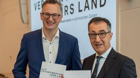 Der Grünen-Fraktionsvorsitzende Andreas Schwarz (links) und der neue Ministerpräsident Cem Özdemir präsentieren den Koalitionsve