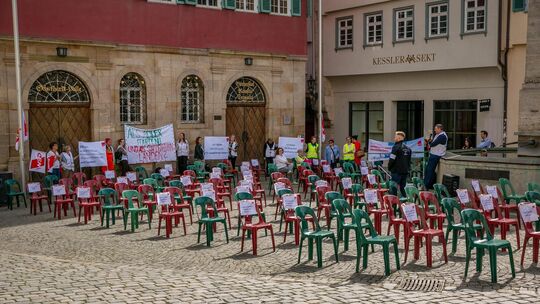 Kritik am Spardiktat: Mit 200 leeren Stühlen vor dem Esslinger Rathaus haben Verdi und der Esslinger Personalrat vor der Verkünd