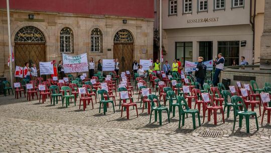 Kritik am Spardiktat: Mit 200 leeren Stühlen vor dem Esslinger Rathaus haben Verdi und der Esslinger Personalrat vor der Verkünd