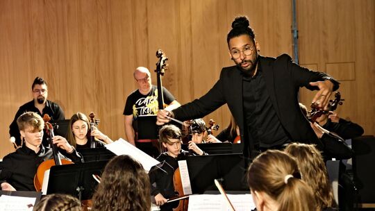 Dirigent Andrés Ruiz-Sará führte das Sinfonieorchester der Musikschule mit temperamentvollem Dirigat durch die zweite Konzerthäl Dirigent Andrés Ruiz-Sará führte das Sinfonieorchester der Musikschule mit temperamentvollem Dirigat durch die zweite Konzerthäl