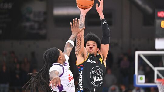 Gezeichnet von einem umkämpften Spiel: Tylan Pope musste nach einer Platzwunde mit Pflaster über dem linken Auge spielen. Foto: Gezeichnet von einem umkämpften Spiel: Tylan Pope musste nach einer Platzwunde mit Pflaster über dem linken Auge spielen. Foto: