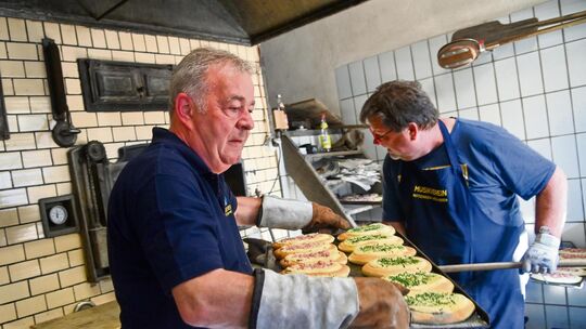 Dätscherfest Notzingen 2024, frische Dätscher aus dem Holzofen , Backhaus