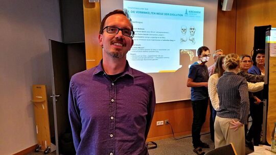 Stadtarchivar Dr. Frank Bauer beleuchtete die frühe Menschheitsgeschichte. Foto: Florian Stegmaier