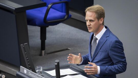 Matthias Hiller am Rednerpult des Bundestags. Foto: DBT / Amrei Schulz / photothek Matthias Hiller am Rednerpult des Bundestags. Foto: DBT / Amrei Schulz / photothek