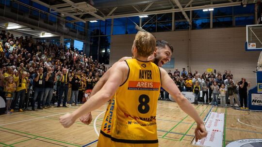 Halbfinale!!! Die Bozic Knights haben es geschafft. Im vierten Spiel gelang den Kirchheimern der dritte Sieg. Die Fans in der Sp Halbfinale!!! Die Bozic Knights haben es geschafft. Im vierten Spiel gelang den Kirchheimern der dritte Sieg. Die Fans in der Sp