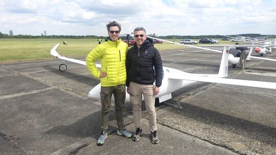 Andreas Lutz (links) und Mario Kiessling auf dem riesigen Flugplatz in Czestochowa. Foto: pr Andreas Lutz (links) und Mario Kiessling auf dem riesigen Flugplatz in Czestochowa. Foto: pr