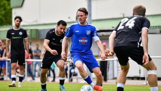 Fußball Bezirksliga, TSV Jesingen (blau) - SC Geislingen II (schwarz)