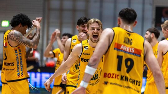 Grenzenloser Jubel in gelb: Die Knights um Kapitän Lucas Mayer feiern den Halbfinaleinzug. Foto: Nina Sander