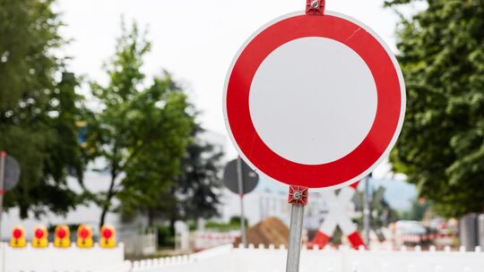 Straßensperrung. Symbolbild stock.adobe.com