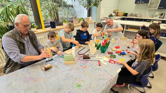Helmut König (links) und Rüdiger Wagner basteln und bauen mit Schulkindern der Konrad-Widerholt-Grundschule. Foto: Katja Eisenh Helmut König (links) und Rüdiger Wagner basteln und bauen mit Schulkindern der Konrad-Widerholt-Grundschule. Foto: Katja Eisenh