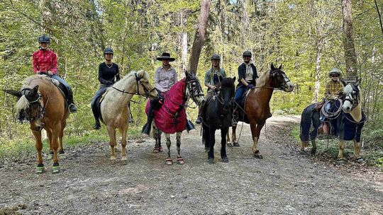 Die teilnehmenden Reiterinnen und Reiter erkunden auf einem beschilderten, circa 21 Kilometer langen Ritt die Umgebung rund um d Die teilnehmenden Reiterinnen und Reiter erkunden auf einem beschilderten, circa 21 Kilometer langen Ritt die Umgebung rund um d
