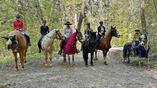 Die teilnehmenden Reiterinnen und Reiter erkunden auf einem beschilderten, circa 21 Kilometer langen Ritt die Umgebung rund um d