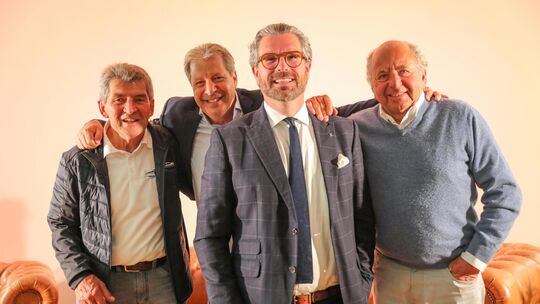 Bestens gelaunt (von links): Roland Asch, Martin Utberg, Gastgeber Jochen Dümmel und Klaus Ludwig. Foto: Joachim Osswald Bestens gelaunt (von links): Roland Asch, Martin Utberg, Gastgeber Jochen Dümmel und Klaus Ludwig. Foto: Joachim Osswald