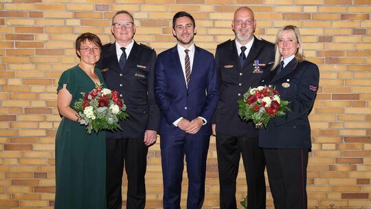Thomas Weil (2. von links mit Ehefrau Melanie Weil) übernimmt bei der Bissinger Feuerwehr den Posten des Kommandanten von seinem