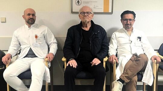 Von links: Leitender Oberarzt Ahmed Alkooja, der erste Patient, der am Klinikum Esslingen mit dem neuen Verfahren operiert wurde