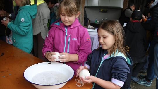 Die Schwestern Hanna und Lilli sind begeistert vom vom Filzen und stellen ein Schaf her. Foto: Kirsten Oechsner