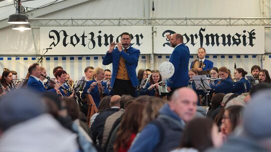 Das Blasorchester des Musikvereins Notzingen-Wellingen, dem Gastgeber des Dätscherfests, spielte am Samstag im voll besetzten Fe Das Blasorchester des Musikvereins Notzingen-Wellingen, dem Gastgeber des Dätscherfests, spielte am Samstag im voll besetzten Fe