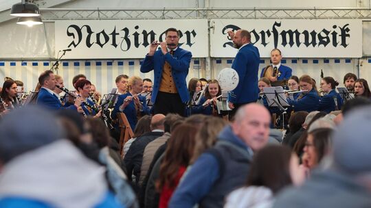 Das Blasorchester des Musikvereins Notzingen-Wellingen, dem Gastgeber des Dätscherfests, spielte am Samstag im voll besetzten Fe Das Blasorchester des Musikvereins Notzingen-Wellingen, dem Gastgeber des Dätscherfests, spielte am Samstag im voll besetzten Fe