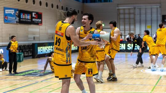 Nach der Party ist vor dem Halbfinale: Aenas Jung und Gian Aydinoglu sind mit den Knights ab Mittwoch wieder gefordert. Foto: Ni Nach der Party ist vor dem Halbfinale: Aenas Jung und Gian Aydinoglu sind mit den Knights ab Mittwoch wieder gefordert. Foto: Ni