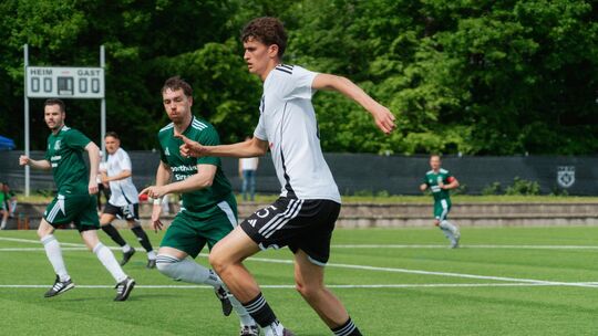 Marian Ropertz (am Ball) besorgte den Notzinger Ehrentreffer. Foto: Celina Brüske